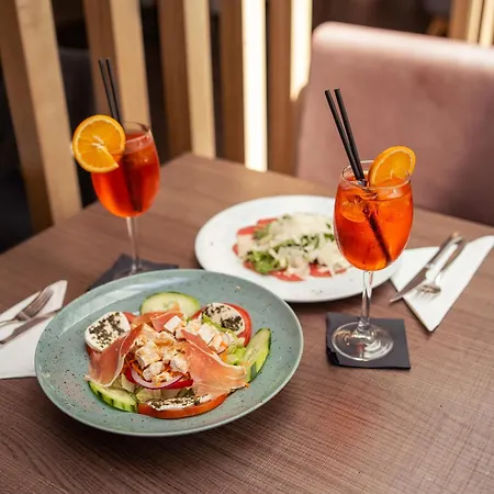 Planet One - Adults Only 16 Years 3* إل أرينال